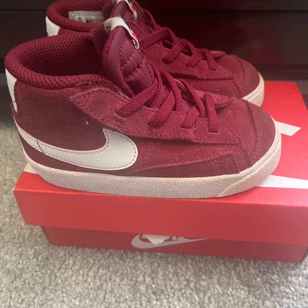 Team red blazer mid ‘77
Size 8C
Excellent used condition 
Box included